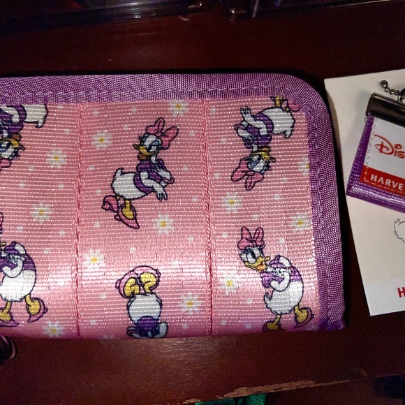 Harveys Seatbelt Handbags Disney Daisy Duck Fun Size Wallet - Picture 2 of 3
